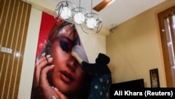 Əfqanıstanda gözəllik salonundakı poster çıxarılır, iyul, 2023-cü il