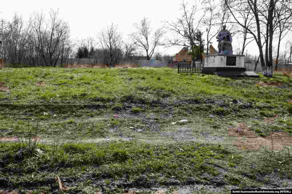 Imaginea 1: Un tanc T-72 distrus lângă un monument dedicat celui de-al Doilea Război Mondial din Lukianivka, în martie 2022. Imaginea 2: Același monument văzut în martie 2024, după îndepărtarea tancului distrus.