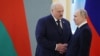 Олександр Лукашенко (л) і російський лідер Володимир Путін, квітень 2023 року