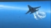 Російський літак Су-27 скидає паливо над американським розвідувальним безпілотником MQ-9 над Чорним морем, 14 березня 2023 року, кадр із відео
