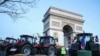 Parkirani traktori i seno kod Trijumfalne kapije, Pariz, 1. mart 2024.
