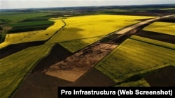 Imagine de pe lotul 2 al autostrăzii Ploiești - Buzău, unde stadiul lucrărilor este de 16%. Asociația Pro Infrastructură a avertizat recent că lucrările, care ar trebui terminate anul viitor, avansează foarte greu.