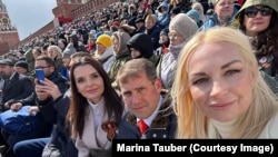 Oligarhul fugar Ilan Șor, lider al blocului Victorie, alături de bașcana Găgăuziei, Evghenia Guțul (stânga) și deputata neafiliată Marina Tauber (dreapta), la Moscova, pe 9 mai 2024.