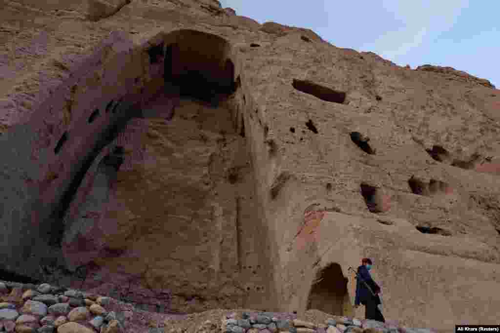 د &nbsp;۲۰۰۱ کال په مارچ میاشت کې د طالبانو بنسټ&zwnj;پال اسلامي رژیم د &quot;صلصال او شمامه&quot; بودا مجسمې د غیر اسلامي اعلانولو وروسته په بمونو والوزولې. نړېوالې ټولنې د نړۍ د دغو دوه کلتوري میراثونو ویجاړول په کلکه وغندل.