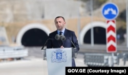 საქართველოს პრემიერ-მინისტრი, ირაკლი ღარიბაშვილი რიკოთის მაგისტრალური გზის 27-კმ-იანი მონაკვეთის გახსნისას. ტრიბუნაზე გამოსახულია გერბი სწორედ ლურჯი კონტურით და ლურჯო ფონი აქვს წმინდა გიორგისაც.