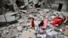 Palestinska djeca u ruševinama kuće nakon izraelskog napada, Rafah, u južnom pojasu Gaze, 27. aprila 2024.