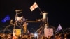 Mii de oameni <a href="/a/proteste-georgia-lege-agenti-starini/32924679.html" target="_blank">au ieșit</a>&nbsp;pe străzile capitalei georgiene, Tbilisi, pe 28 aprilie, ca să protesteze față de planurile partidului de guvernământ de a introduce o lege despre care criticii interni și țările occidentale spun că va fi folosită pentru a reprima vocile independente în această națiune din Caucazul de Sud.