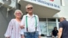 Mircea Pelepco (dreapta) și partenera sa, Maria Bleorț în curtea Institutului Regional de Oncologie din Iași, unde mii de pacienți din alte județe ale țării vin la câteva săptămâni pentru a primi tratament împotriva cancerului.