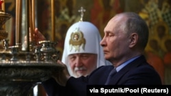 Рускиот претседател Владимир Путин (десно) и патријархот Кирил во манастирот Свети Сергиј, кој се смета за духовен центар на Руската православна црква, во близина на Москва, 26 јуни 2024