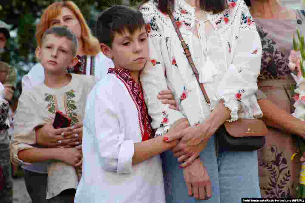 Dječak odjeven u tradicionalnu ukrajinsku izvezenu košulju na spomenu na Babinskog.