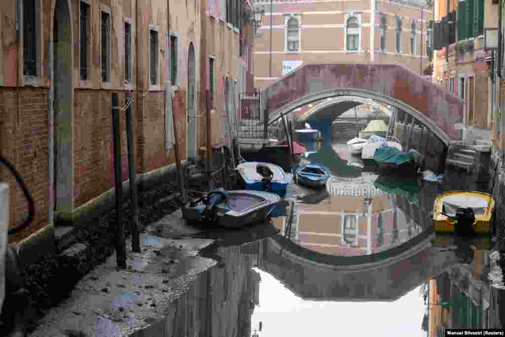Gondole u kanalu tokom jake oseke u Veneciji, februar 2023.