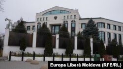 Ambasadorul Federației Ruse la Chișinău, Oleg Vasnețov, a fost convocat la MAEIE după ce luni, 17 aprilie, doi funcționari ai ambasadei ruse au avut un „comportament necorespunzător” pe Aeroportul Internațional Chișinău