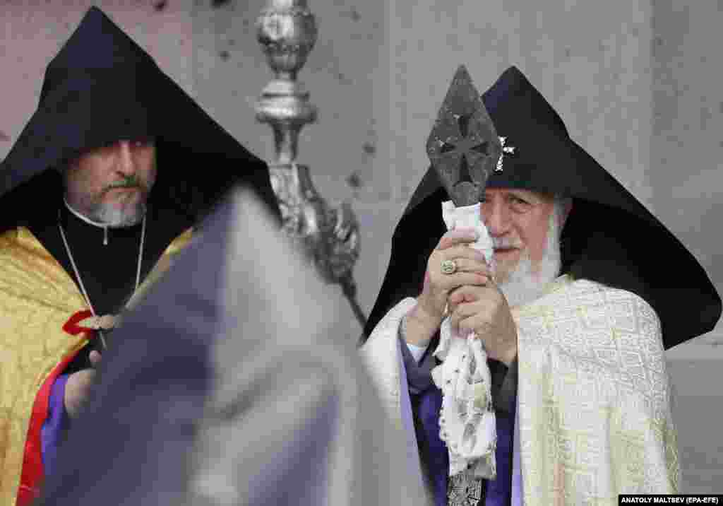 Vrhovni patrijarh i Katolikos svih Armenaca Garegin II (desno) predvodi molitve. Armenska ministrica zdravstva Anahit Avanesian rekla je da su neki ljudi, uključujući starije odrasle osobe, umrli na putu za Armeniju jer su bili &quot;iscrpljeni zbog neuhranjenosti, da nisu ponijeli ni lijek sa sobom, a na putu proveli više od 40 sati&quot;.