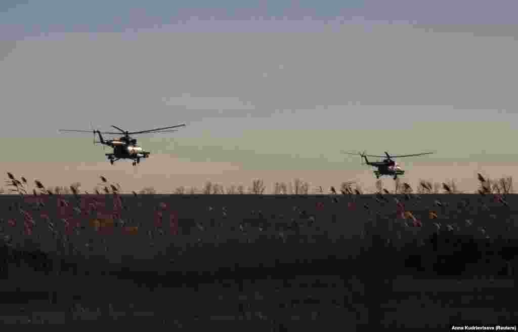 Helikopteri ukrajinskih vojnih snaga lete iznad polja u blizini prve linije fronta u Bahmutu