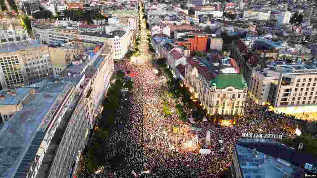 O protestima su se oglasili brojni državni zvaničnici, koji su se saglasili sa predsednikom Srbije Aleksandarom Vučićem u oceni da je osnovni cilj "rušenje vlasti" na ulici.