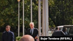 Косово: Директорот на ЦИА, Вилијам Барнс, влегува во зградата на Претседателството на Косово.