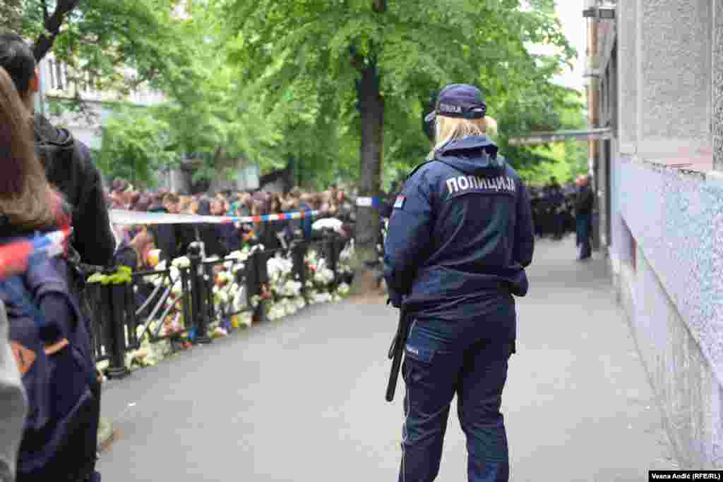 Policija obezbeđuje školu "Vladislav Ribnikar" i komemorativni skup. 