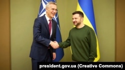 "უკრაინას აქვს უფლება, დაიცვას საკუთარი თავი. ეს კი რუსეთში სამიზნეების წინააღმდეგ იერიშებს მოიცავს", - განაცხადა სტოლტენბერგმა.