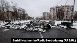 Glavna ulica u Buči snimljena 1. marta 2022. tokom pauze u borbama. Grad, sjeverozapadno od Kijeva, bio je mjesto žestokih borbi od 27. februara do kraja marta, kada su ruske kopnene snage postepeno odustajale od napada na glavni grad Ukrajine.
