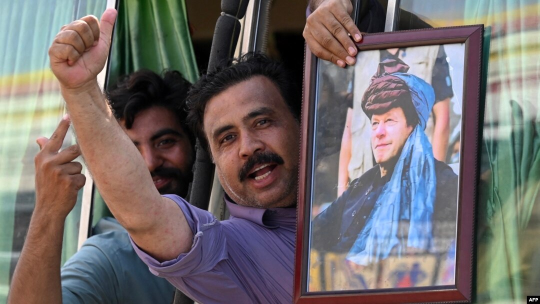 په صوابۍ کې د عمران خان پلويانو د هغه انځور په لاسونو کې نيولی دی ـ انځور له ارشيفه