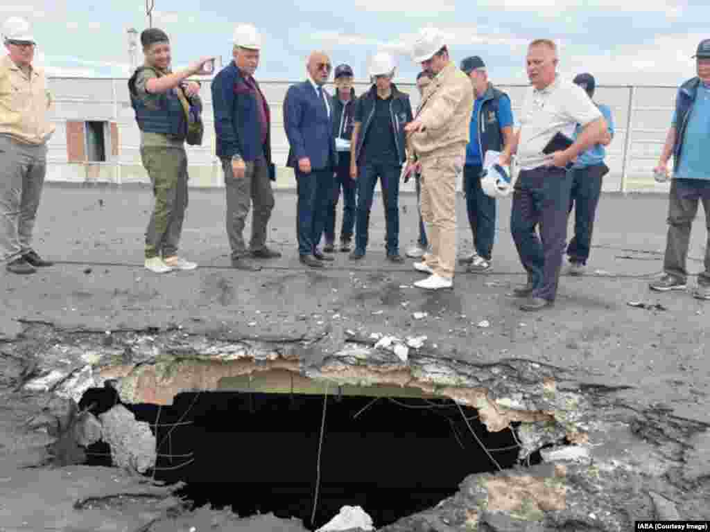 Inspektori Međunarodne agencije za atomsku energiju (IAEA), uključujući&nbsp;Rafaela Grossija (u sredini, nosi plavi prsluk) procjenjuju štetu od granate koja je pala na zgradu u kojoj se nalazi nuklearno gorivo, septembra 2022. O čemu su ruski predsjednik Vladimir Putin i Grossi razgovarali na sastanku iza zatvorenih vrata 6. marta - nije poznato.