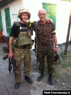 Vitalie Cherniavski (S) cu un camarad, în 2014.