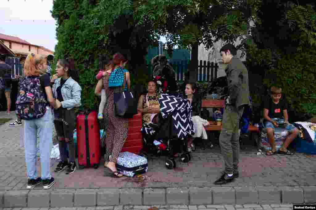Multe persoane strămutate fie își plătesc singure locuința, fie stau la rude, prieteni sau voluntari, străduindu-se să găsească o viață normală în vreme de război. 