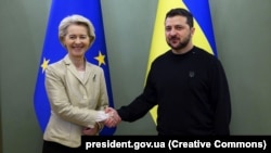 Президент України Володимир Зеленський (п) із президенткою Єврокомісії Урсулою фон дер Ляєн, архівне фото