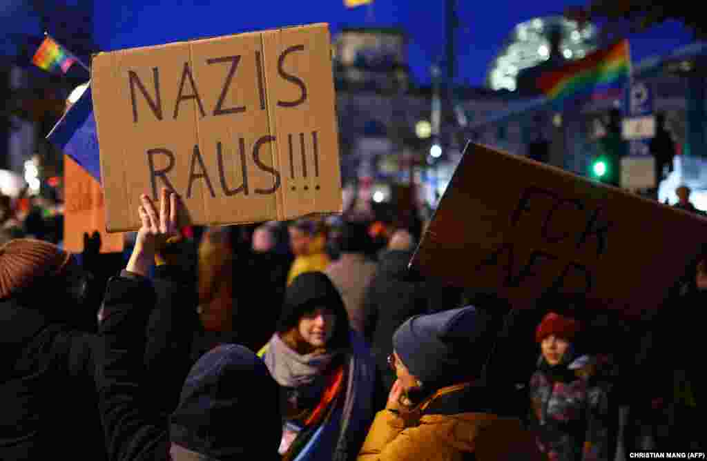 Articolul Correctiv a făcut valuri în Germania. Politicienii, mediul de afaceri, liderii religioși, societatea civilă și până și figuri din lumea fotbalului cer protejarea democrației – unii parlamentari germani cer chiar și interzicerea partidului AfD. Constituția germană consideră neconstituționale partidele care doresc să submineze sau să anuleze democrația țării. „Afară cu naziștii” - Berlin, 21 ianuarie.