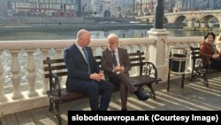 Џафери и Жељасков пред Архолошкиот музеј во Скопје.