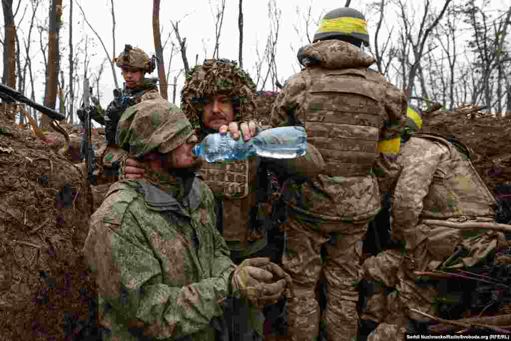 Взятому в плен российскому солдату дают попить воды из бутылки.&nbsp;Окрестности Бахмута, май 2023 года 