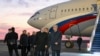 Рускиот претседател Владимир Путин (лево) разговара со неговиот казахстански колега, Касим-Жомарт Токаев, по пристигнувањето во Астана на 9 ноември, 2023.