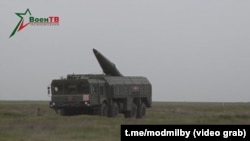 Білоруський ракетний підрозділ відпрацьовує запуск тактичних ракет з можливою ядерною боєголовкою на російському війському полігоні. Квітень 2023 року