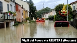 Spasioci odvode ljude na sigurno tokom operacija spašavanja u Forliju u Italiji nakon poplava koje su pogodile italijansku sjevernu regiju Emilia-Romagna, 17. maj 2023. 
