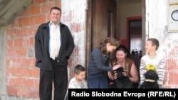 Alija Krdžić ispred kuće u Srebrenici sa djecom, Fotografije uz tekst: Sadik Salimović