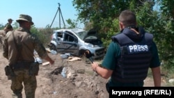 Розбитий цивільний автомобіль на українських номерних знаках поруч з укріпрайоном села Іванівка у Херсонській області
