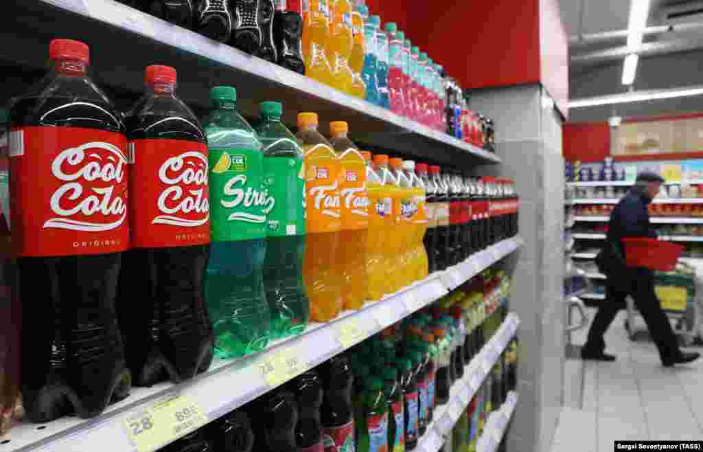 Coca-Cola ги запре производството и продажбата во Русија во август, предизвикувајќи поплава од слични пијалоци кои се произведуваат во земјата за да се пополни празнината на локалниот пазар. Оваа фотографија покажува руска кул кола и фанта пијалоци во продавница за храна во Москва.