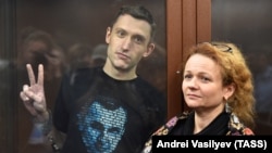 Російський громадський активіст Костянти Котов у футболці з зображенням Олега Сенцова під час оголошення вироку. Він отримав чотири роки за ґратами за порушення правил протесту в Росії