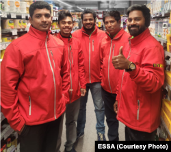 O parte dintre muncitorii din Sri Lanka angajați în retail în România.