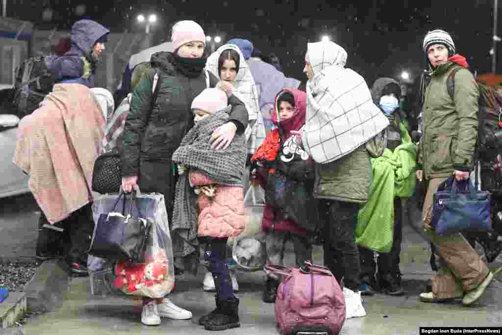Refugiați din Ucraina care au intrat în România prin punctul de trecere a frontierei de la Isaccea. 