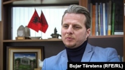 Na čelno mesto Preševa vratio se Šćiprim Arifi bivši gradonačelnik, kadar AZP, a koga protivnici označavaju "produženom rukom" srpskog predsednika Aleksandra Vučića, zbog stava da se problemi albanske zajednice rešavaju uz saradnju sa vlastima