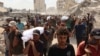 Bărbați palestinieni poartă trupul unui om ucis cu o seară înainte într-un atac israelian, în orașul Gaza, la 29 iulie 2025.
