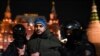 “Урушга боришни хоҳламайман”. Минглаб россиялик туристлар уйларига қайтолмаяпти