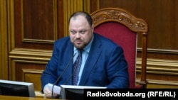 Він пояснив, що відповідно до Регламенту Верховної Ради, необхідно внести зміни у дві постанови