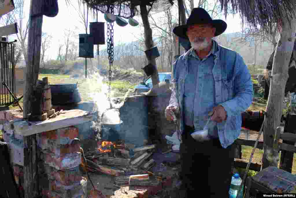 Tiho Sušac kaže da na svom "Gaucho" ranču živi u skladu s prirodom, pa tako i sprema obroke, na vatri u tradicionalnom kaubojskom kazanu