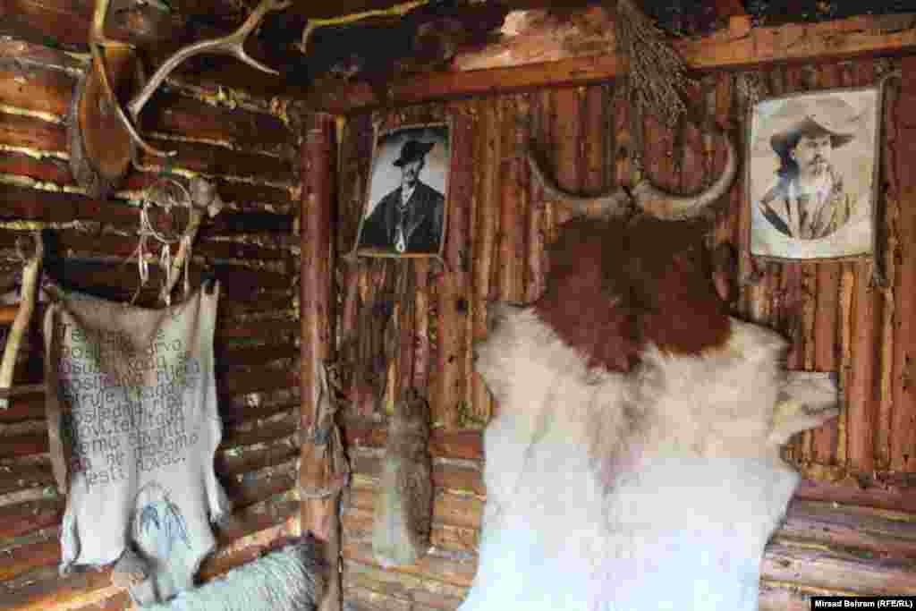 U brvnari ranča je i fotografija na kojoj je Buffalo Bill (desno), pravog imena William Frederick Cody, koji je bio poznati lovac na bizone na Divljem zapadu. 