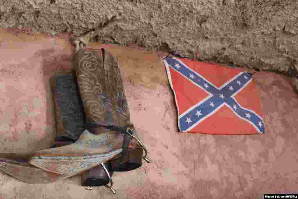 Među eksponatima su i izvorne kaubojske čizme, te zastava južnjačke Konfederacije, iz vremena Građanskog rata u SAD, između 1861. i 1865. godine. 