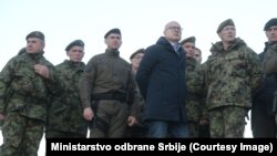 Министерот за одбрана Милош Вучевиќ со припадниците на српската армија во близина на границата со Косово, 26 декември 2022 година