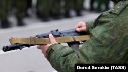 Автомат АК-74 во время церемонии вручения боевого оружия мобилизованным гражданам
