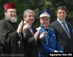 Imagine din 20 iunie 2009: episcopul vicar patriarhal Vicențiu Ploieșteanu, ministrul Administrației și Internelor, Dan Nica, inspectorul general al Jandarmeriei Române, Costică Silion, și secretatul de stat Șerban Nicolae la plecarea unui detașament de jandarmi în Kosovo.